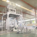 1-3,5 kg-ko detergente-hautsa ontziratzeko makina automatiko bat entregatzeko prest.