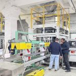 Gure bezeroaren fabrikan martxan jarri dira bi unitate, 25 kg-ko maskotentzako janaria automatikoki pisatzeko poltsak garraiatzeko eta paletizatzeko linea.