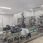 Hauts-materialerako adreilu-poltsa motako hutsean ontziratzeko makina berria martxan jartzen da